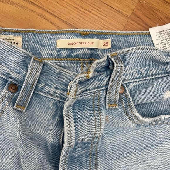 Levis wedgie straight legs jean size 25 light wash, good condition - Picture 4 of 4